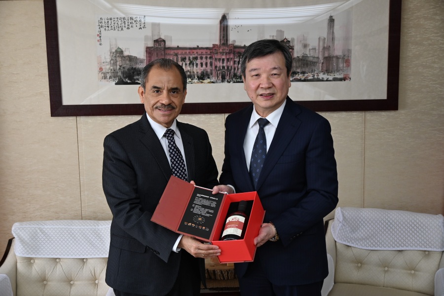 駐日代表李逸洋於2月27日接見來處拜會之瓜地馬拉新任駐日本大使Jacobo Cuyún SALGUERO。李代表表示台灣與瓜地馬拉邦誼深厚，共享自由、民主及和平等普世價值，感謝長期支持我國際參與，另兩國在醫療衛生、科技、農業技術及教育文化合作密切。S大使感謝我國協助各項雙邊合作計畫，充分展現對瓜國堅定友誼。
照片：駐日代表李逸洋(右)、瓜地馬拉駐日大使Jacobo Cuyún SALGUERO(左)