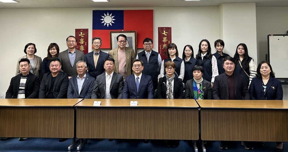 駐日副代表周學佑於3月9日會晤澎湖縣縣議長陳毓仁及訪團乙行。
照片：駐日副代表周學佑(左5)與澎湖縣縣議長陳毓仁(左4)及訪團成員合影。