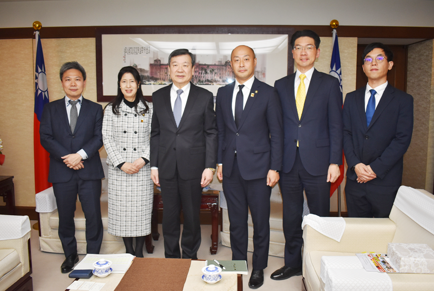 駐日代表李逸洋於3月23日會晤自民黨參議員上野通子與櫪木縣日光市長瀬高哲雄，就促進臺日地方政府、觀光、文化、教育及青少年交流等廣泛議題交換意見。駐日代表李逸洋(左3)、參議員上野通子(左2)、日光市長瀬高哲雄(右3)