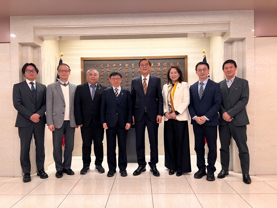 2026年3月23日駐日本代表處副代表周學佑會晤國立臺灣科技大學顏家鈺校長及團隊，就強化臺日雙邊學術研究合作、高階人才培育及鏈結等議題交換意見。
照片：駐日副代表周學佑(右4)、國立臺灣科技大學校長顏家鈺 (左4)、國際事務長葉穎蓉 (右3)、工程學院院長陳明志(左3)、材料科學與工程系朱瑾講座教授(左2)、駐日本代表處科技組組長吳嘉文(右2)及教育組代理組長黃聖明(右1)等合影。