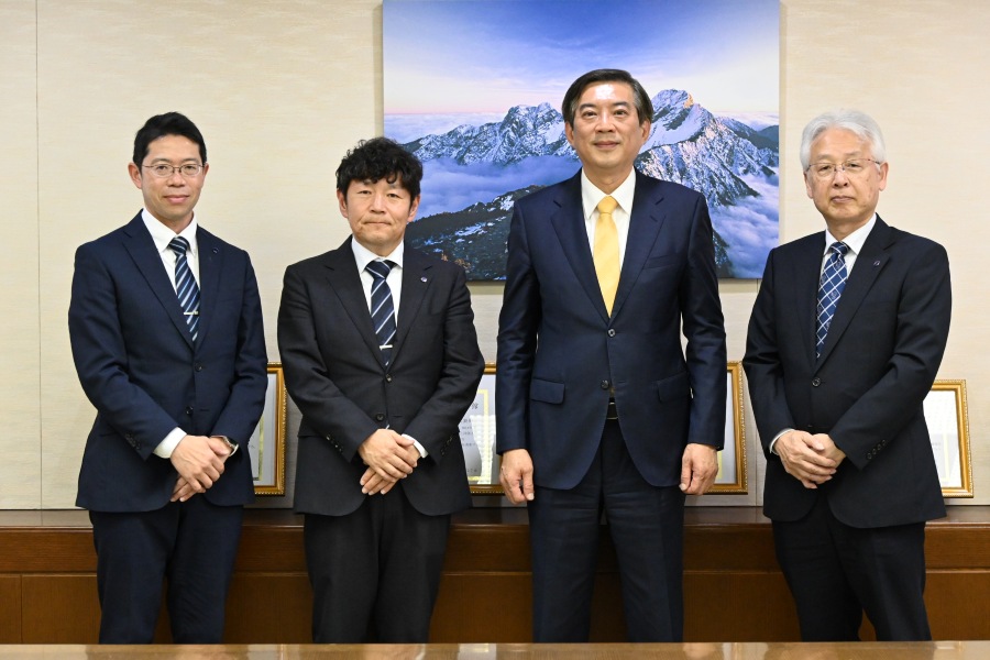 駐日副代表周學佑於4月13日會晤全日本教職員聯盟委員長渡邊陽平乙行，就加強臺日間教育交流議題交換意見。
照片：駐日副代表周學佑(右2)、全日本教職員聯盟委員長渡邊陽平(左2)。