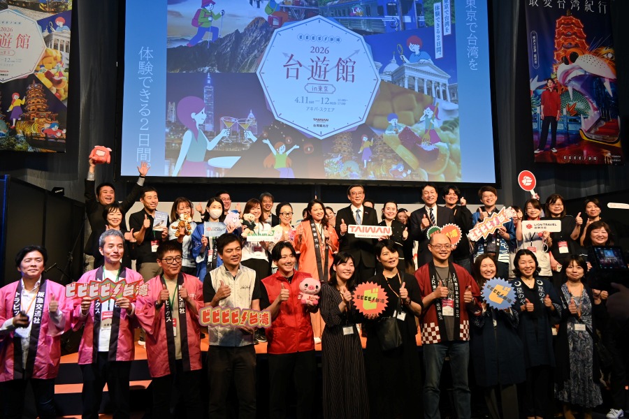 駐日副代表周學佑於4月11日出席由臺灣觀光協會主辦的「2026台遊館in東京」開幕典禮。照片:與參展業者開幕紀念合影