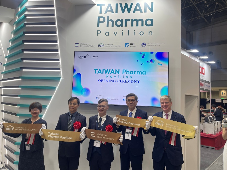 駐日副代表周學佑於4月21日參觀「2026 年日本國際藥品開發展」(CPHI JAPAN 2026)，並出席由經濟部產業技術司主辦，工業技術研究院及金屬工業研究發展中心協辦之「台灣醫藥主題館」（TAIWAN Pharma Pavilion）擔任嘉賓致詞。
照片：駐日副代表周學佑（右2）與貴賓開幕剪綵。(貴賓右起：CPHI副主席 Christopher Eve、 駐日副代表周學佑、經濟部產業技術司簡任技正戴建丞、衛生福利部食品藥物管理署署長姜至剛、工業技術研究院生醫與醫材研究所所長呂瑞梅)。
