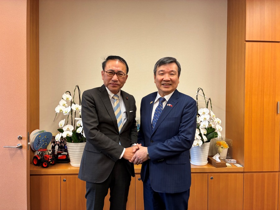 駐日代表李逸洋於4月27日拜會前法務大臣葉梨康弘眾議員，雙方就台日產業合作及經貿交流等議題交換意見。
照片：駐日代表李逸洋(右)、前法務大臣葉梨康弘眾議員(左)。