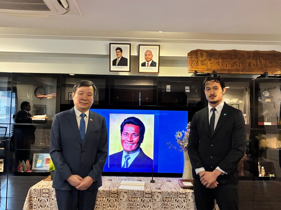 2026年4月22日帛琉總統惠恕仁（H.E. Surangel S. Whipps Jr.）父親The Hon. Surangel Whipps Sr.辭世，5月1日駐日代表李逸洋特赴帛琉駐日本大使館弔唁並留言，代表我政府與人民表達誠摯哀悼之意。
照片：駐日代表李逸洋與帛琉駐日公使Christian Etpison NICOLESCU合影。