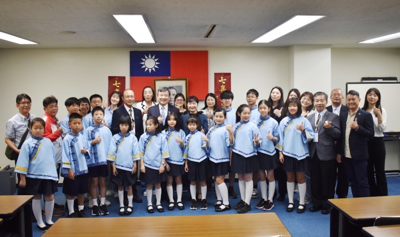 駐日代表李逸洋於6月12日接見高雄市客家事務委員會主任委員楊瑞霞擔任團長的「高雄市客家兒童合唱團」乙行。該團並演唱日本名曲「紅蜻蜓」及台灣客家歌曲「承蒙你感謝你恁仔細」。  照片:駐日代表李逸洋與高雄市客家兒童合唱團合影