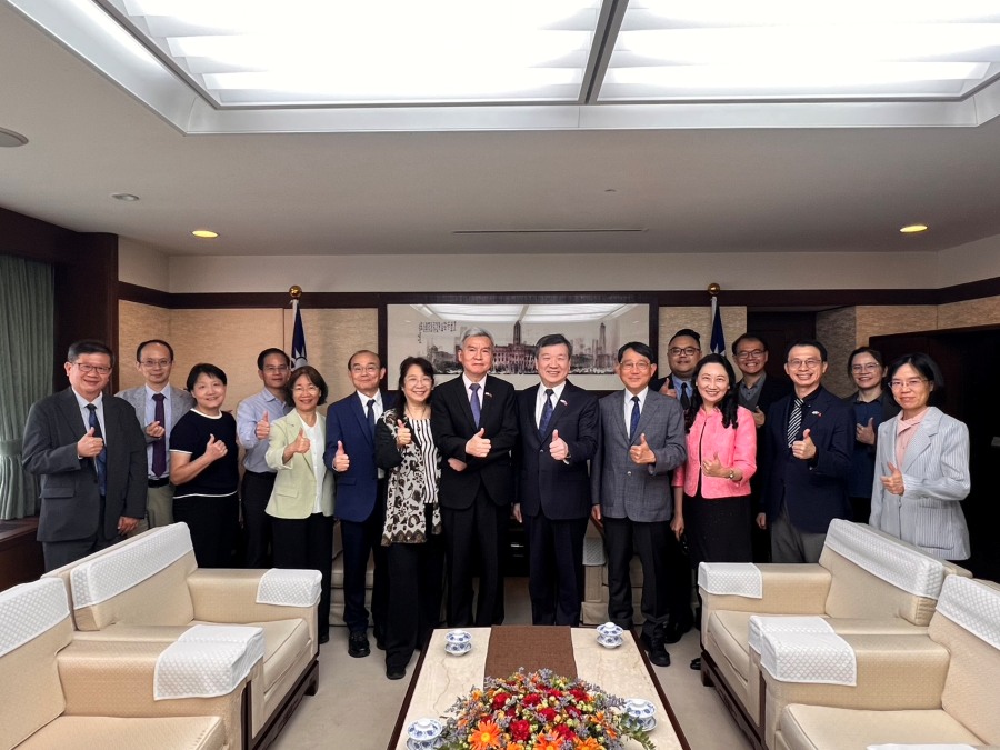 2026年6月16日駐日代表李逸洋會晤國家衛生研究院司徒惠康院長一行，就智慧科技醫療、多元人才培育、國際公衛網絡等議題交流。
照片：駐日代表李逸洋(照片右8)、科技組長吳嘉文(右3)與國衛院司徒惠康院長(左8)及團隊合影。