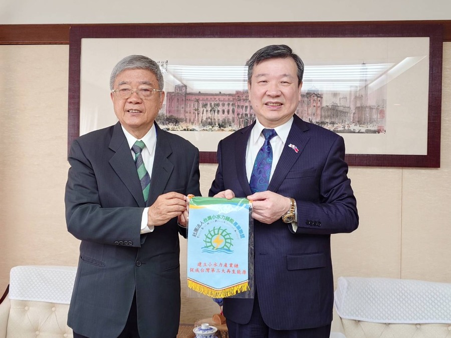 駐日代表李逸洋於6月16日接見台灣小水力綠能產業聯盟(TSHPIA)洪正中理事長及會員廠商代表一行，雙方就台日再生能源交流、小水力發電推動現況及未來合作方向交換意見。
照片：駐日代表李逸洋(右)與台灣小水力綠能產業聯盟洪正中理事長(左)合影。