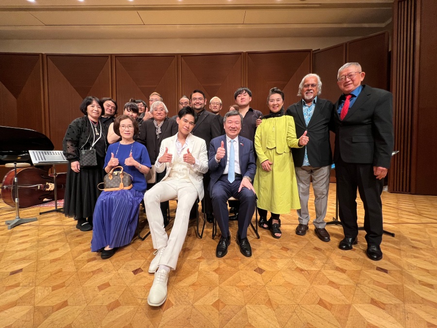 臺灣新生代小提琴家李齊（Richard Lee）於6月24日在東京三得利音樂廳（Suntory Hall）Blue Rose廳舉辦日本首演音樂會，駐日代表李逸洋偕同夫人應邀出席聆賞。
照片：駐日代表李逸洋(前排座位右)與臺灣小提琴家李齊(前排座位中)、東京九重奏團團員等合影。
