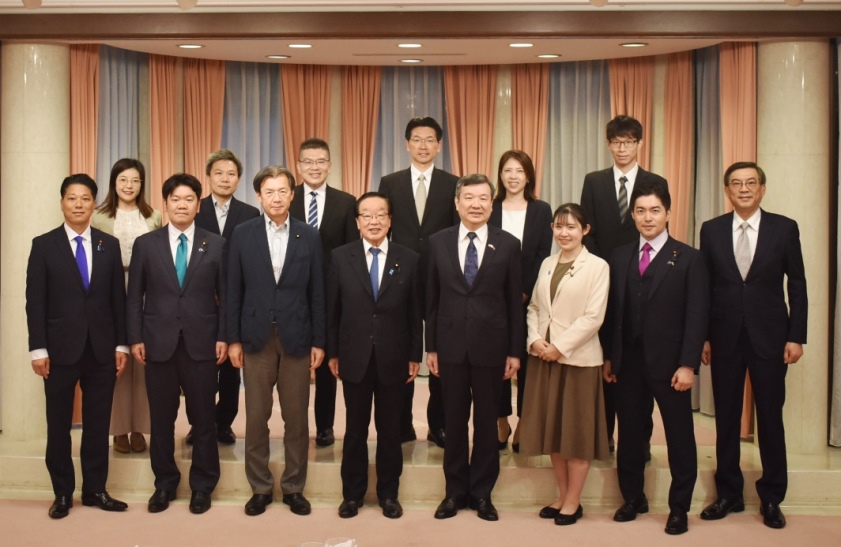 駐日代表李逸洋於6月18日會晤自民黨前復興大臣渡邊博道眾議員、秋葉賢也眾議員及該黨國會議員乙行，就台日各領域進一步合作、兩岸與世界情勢等交換意見。照片:駐日代表李逸洋(前排右4)、眾議員渡邊博道(前排左4)、眾議員秋葉賢也(前排左3)