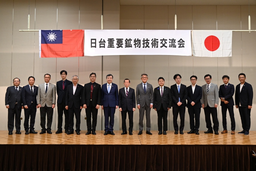 駐日代表李逸洋於7月8日出席「日台重要礦物技術交流會」致詞表示，榮幸見證台日兩國產業界攜手推動鋰離子電池回收再生供應鏈技術合作。 照片:駐日代表李逸洋(左7)、眾議員武田良太(右7)、台灣日本關係協會會長謝長廷(左8)
