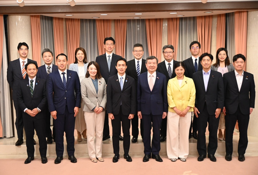 駐日代表李逸洋於7月7日會晤自民黨青年局局長平沼正二郎眾議員及該局新科國會議員，就台日經貿、青年等領域合作交流及兩岸關係等議題交換意見。
照片：駐日代表李逸洋(前排右4)、自民黨青年局局長平沼正二郎眾議員(前排左4)。