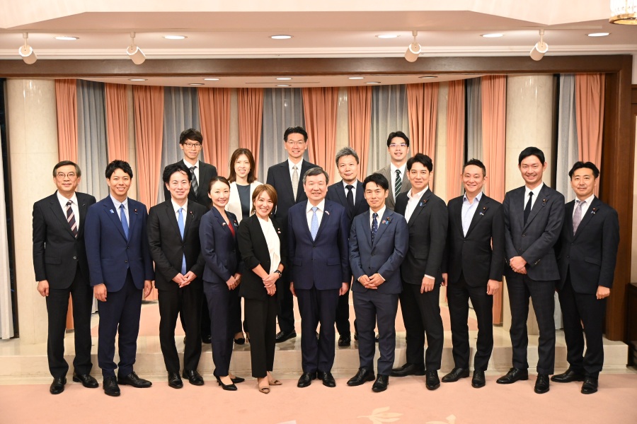 駐日代表李逸洋於7月8日會晤自民黨青年局局長代理今井繪理子參議員及該局新科國會議員，就台日經貿、青年等領域合作交流及兩岸關係等議題交換意見。
照片：駐日代表李逸洋(前排中)、自民黨青年局局長代理今井繪理子參議員(前排左5)。