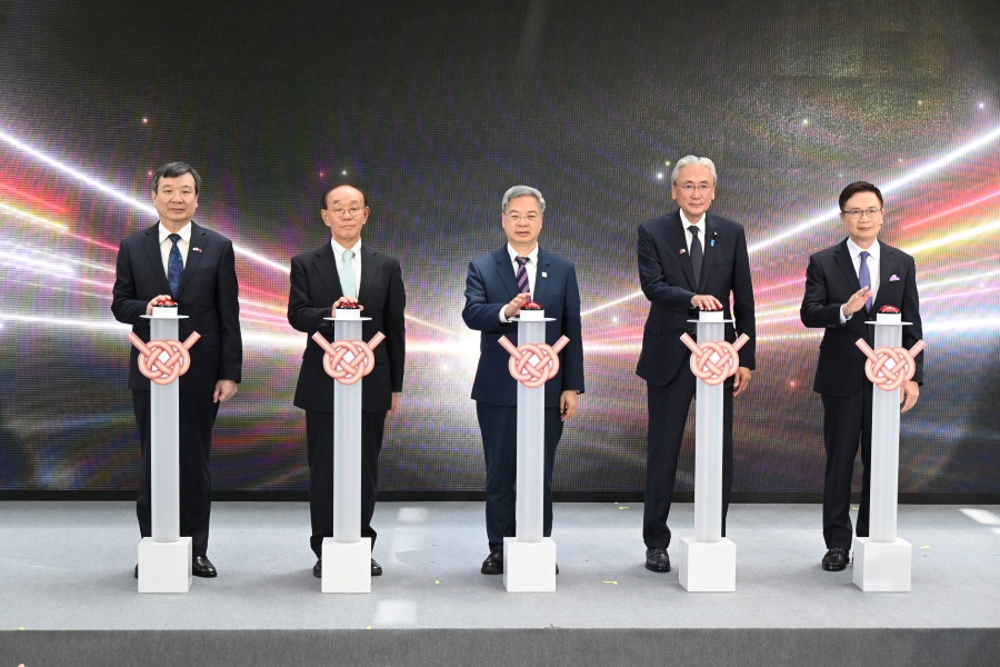 駐日代表李逸洋於7月15日出席「2026日本台灣形象展」開幕式致詞表示，台灣擁有領先全球的製造效率與半導體製造技術，若能結合日本領先全球的頂尖材料與設備實力，合作範圍將從半導體晶片產業進一步擴展至無人機、人工智慧（AI）、次世代通訊、淨零排放等前瞻領域，透過共同推動研發及創新，促進彼此的繁榮與發展。
照片左起駐日代表李逸洋、日本台灣交流協會理事長谷崎泰明、經濟部長龔明鑫、日本台灣友好議員連盟會長古屋圭司眾議員、外貿協會董事長黃志芳。