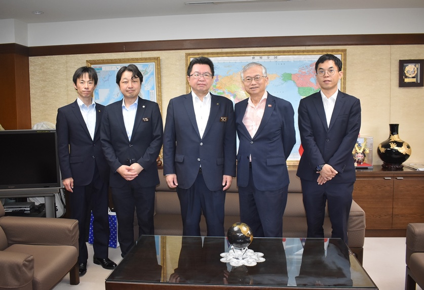 駐日副代表蔡明耀於7月17日會晤岩手縣久慈市長中平均乙行，雙方就台灣與久慈市的地方交流交換意見。中平市長曾為岩手縣議會議員，並曾擔任該縣議會「台灣友好議員聯盟」會長。圖說：駐日副代表蔡明耀(右2)、久慈市長中平均(左3)。
