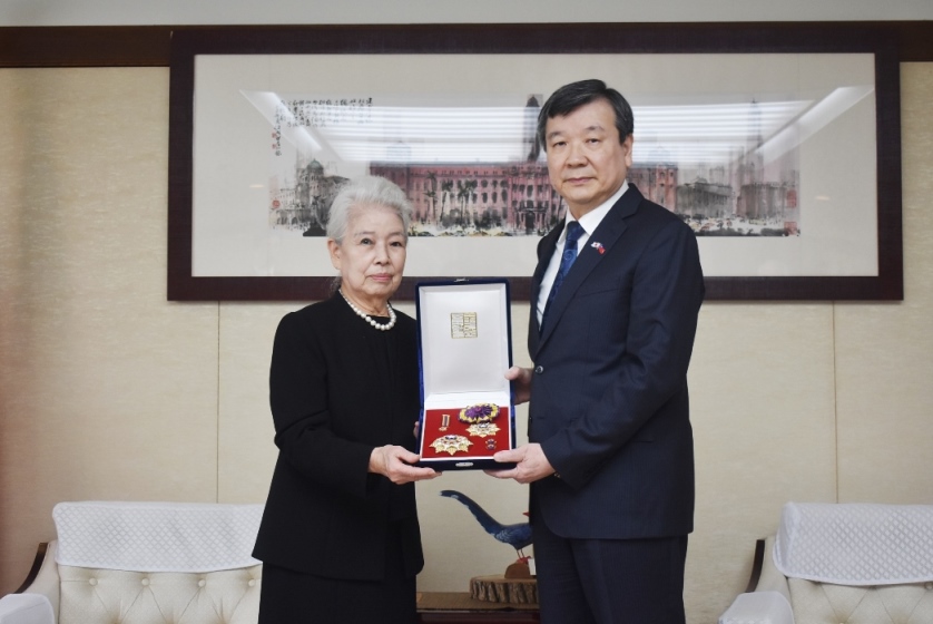 駐日代表處於7月15日舉行追贈今(115)年4月13日辭世的「日華(日台)親善協會全國聯合會」會長藤井孝男「大綬景星勳章」授勳典禮，由駐日代表李逸洋代表中華民國(台灣)政府追贈勳章，由藤井會長遺孀藤井南七子女士代表接受。 圖說:駐日代表李逸洋(右)、藤井南七子女士(左)