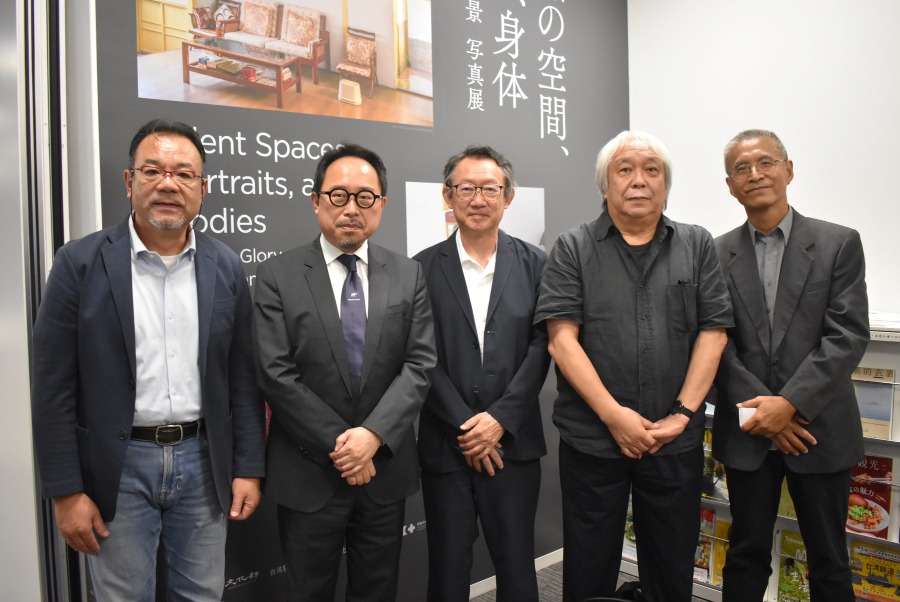 駐日代表處台灣文化中心於7月31日攝影展「沉默的空間、肖像、身體－榮眷・光景」開幕。在當天的開幕活動中，台灣文化中心主任曾鈐龍致詞表示，「台灣與日本有著長久且多層次的歷史連結，兩地都十分重視歷史、人文記憶與文化景觀的保存，並透過保存、活化及傳承，讓下一代理解過去、思考未來」。他表示，期待透過攝影與藝術，加深彼此對歷史與文化的理解，找出共同的情感與價值，進一步深化台日文化交流與相互理解。
照片：台灣文化中心主任曾鈐龍(左2)、攝影家沈昭良(左1)、黃子明(右1)、該展策展人伊藤俊治(右2)、講座主持人暨攝影家港千尋(右3)。