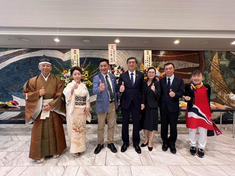 臺灣國樂團及日本北之台雅樂會於9月11日及12日在千葉市文化中心舉辦國際交流公演「樂之交會」，駐日副代表周學佑應邀出席12日場次，與政界、僑團等貴賓交流。
照片：駐日副代表周學佑伉儷(右4及右3)、臼井正一參議院議員(左3)、北之台雅樂會井口陽一郎理事長(左1)、井口峰子副理事長(左2)、臺灣國樂團吳定哲團長(右2)、千葉縣中華總會濱田裕子會長(右1)。