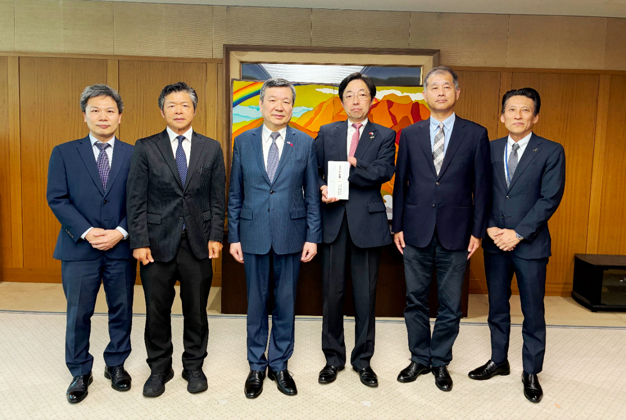 駐日代表李逸洋於9月25日下午至熊本縣廳拜會知事木村敬，對熊本地震災情表達慰問。李代表表示，震災發生將屆滿兩個月，期盼熊本早日復原。木村知事表示台灣民眾對熊本的善意及關懷讓人深為感動，熊本重建已有相當進展，期盼更加深化熊本縣與台灣在觀光、經貿等領域的交流。照片：李代表(左三)與木村知事(右三)等合照
