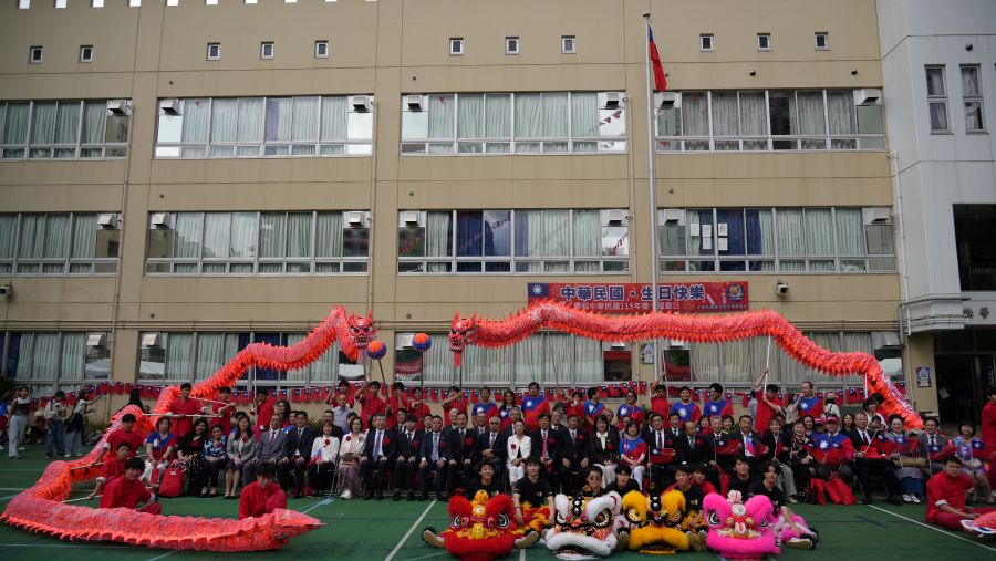 駐日代表李逸洋於10月4日出席由中華民國留日東京華僑總會及中華民國留日東京同學會所舉辦之「中華民國115年雙十國慶慶祝大會」。李代表致詞表示，日前美中領袖會談後，白宮所發布的成果清單未提及台灣，美國國務院及美國駐中國大使龐德偉也明確表示，美國對台灣政策並未改變。  圖說:駐日代表李逸洋與出席中華學校國慶慶祝大會來賓合影