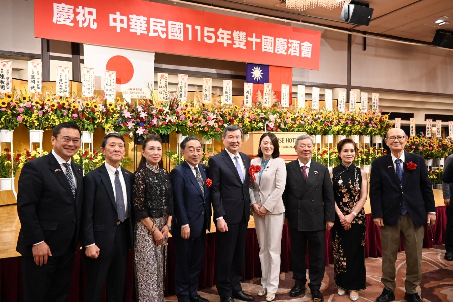 駐日代表李逸洋10月3日出席橫濱僑界主辦「中華民國115年雙十國慶酒會」。李代表致詞時向長年致力於促進台日交流、發揮橋樑作用的僑胞表達敬意，並祝願台日友好關係長久發展。 圖說:駐日代表李逸洋(中央)、眾議員丸尾南都子(右4)、參議員上田勇(左4)、橫濱華僑總會會長許耀庚(右3)、日本中華聯合總會會長羅鴻健(左2)、僑務委員洪益芬(左3)