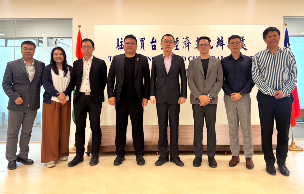 駐孟買辦事處與印度台商會互動，就台商在印度投資經驗、經貿實務、服務台商及加強雙邊聯結等交換意見。（圖）本處張處長均宇、印度台商總會副總會長李哲瑜、清奈台商會會長張森凱、馬哈拉斯特拉州西區台商會會長錢佳宏、秘書長賴玉恩、駐孟買辦事處副參事張水庸、秘書王日昇、秘書柯昶宇。