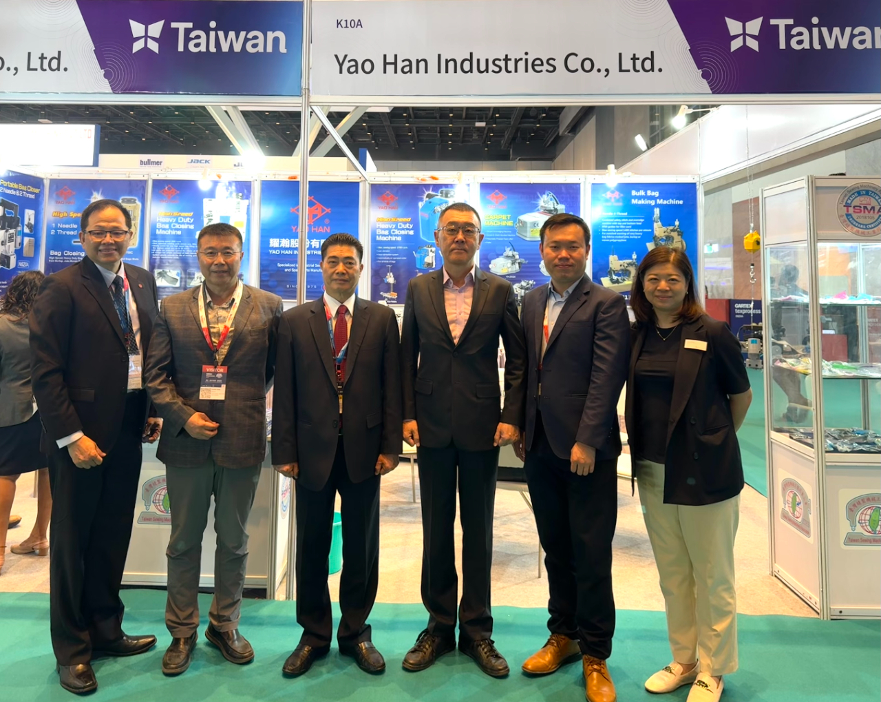張處長均宇於本（5）月22日出席「2025印度國際紡織機械展」（GARTEX Texprocess INDIA 2025）並參觀「臺灣縫製機械工業同業公會」所率領之耀瀚、芮奇、偉群、星菱、歐大緯、達久等6家台灣廠商之展區。
「印度國際紡織機械展」自2016 年首辦，現為全球知名之紡織機械及紡織B2B專業展；本次自本月22至24日在孟買Jio World會議中心舉行，獲來自印度、台灣等國125家廠商300餘個品牌參展，為國際紡織業界拓展市場之盛會。
其間，駐孟買辦事處與台灣業者曾就產業發展歷程、未來展望及增加印度台灣經貿聯繫交換意見，台灣中小企業打拼精神令人讚佩（2025年5月22日）。

（圖）駐孟買辦事處張均宇處長、臺灣縫製機械工業同業公會理事長方水順、秘書長楊以仁、Messe Frankfurt展覽公司副總經理張怡菁、駐孟買辦事處副參事張水庸、孟買外貿協會主任林書涵。

