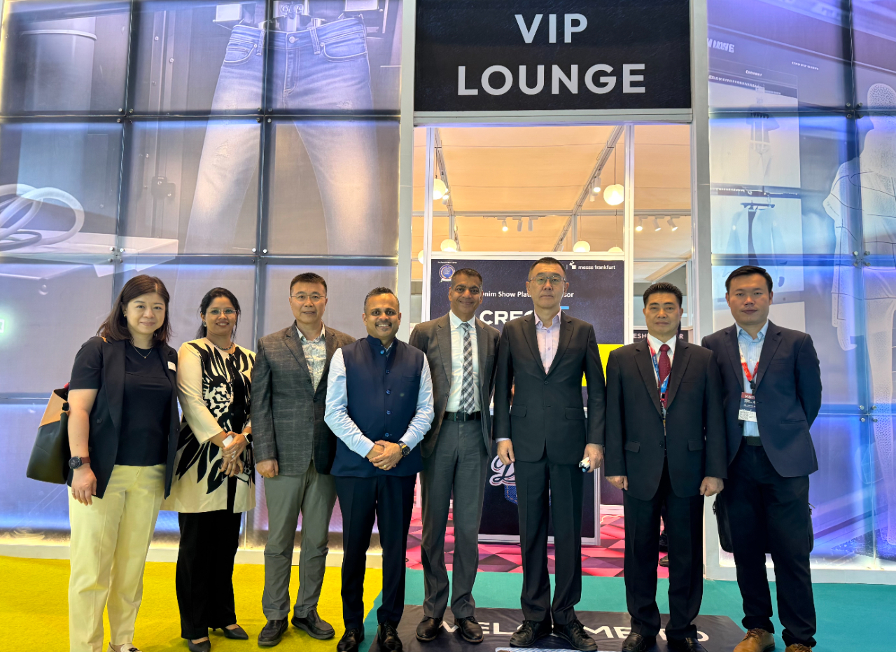 張處長均宇於本（5）月22日出席「2025印度國際紡織機械展」（GARTEX Texprocess INDIA 2025）並參觀「臺灣縫製機械工業同業公會」所率領之耀瀚、芮奇、偉群、星菱、歐大緯、達久等6家台灣廠商之展區。
「印度國際紡織機械展」自2016 年首辦，現為全球知名之紡織機械及紡織B2B專業展；本次自本月22至24日在孟買Jio World會議中心舉行，獲來自印度、台灣等國125家廠商300餘個品牌參展，為國際紡織業界拓展市場之盛會。
其間，駐孟買辦事處與台灣業者曾就產業發展歷程、未來展望及增加印度台灣經貿聯繫交換意見，台灣中小企業打拼精神令人讚佩（2025年5月22日）。

（圖）駐孟買辦事處張均宇處長、臺灣縫製機械工業同業公會理事長方水順、秘書長楊以仁、Messe Frankfurt展覽公司代表、MEX國際策展公司代表、駐孟買辦事處副參事張水庸、孟買外貿協會主任林書涵。
