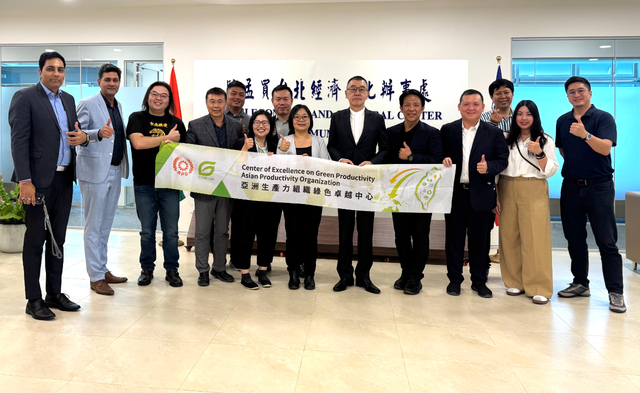 張處長均宇接待來孟買考察之台灣環保企業及團體，考察團成員包括：財團法人中國生產力中心（CPC）、晶鐵科技、潔安環保工程、台灣酵素村、新呈工業、萬年清環境、鉅特國際、ESG世界公民數位治理基金會等。訪團來孟買曾與環境及資源再生相關企業交流並就台印度在環保方面合作及商機交換意見（2025年6月9日）。

（圖）駐孟買辦事處處長張均宇、台灣環保企業及團體、孟買台貿中心主任林書涵、駐孟買辦事處副參事張水庸、秘書王日昇