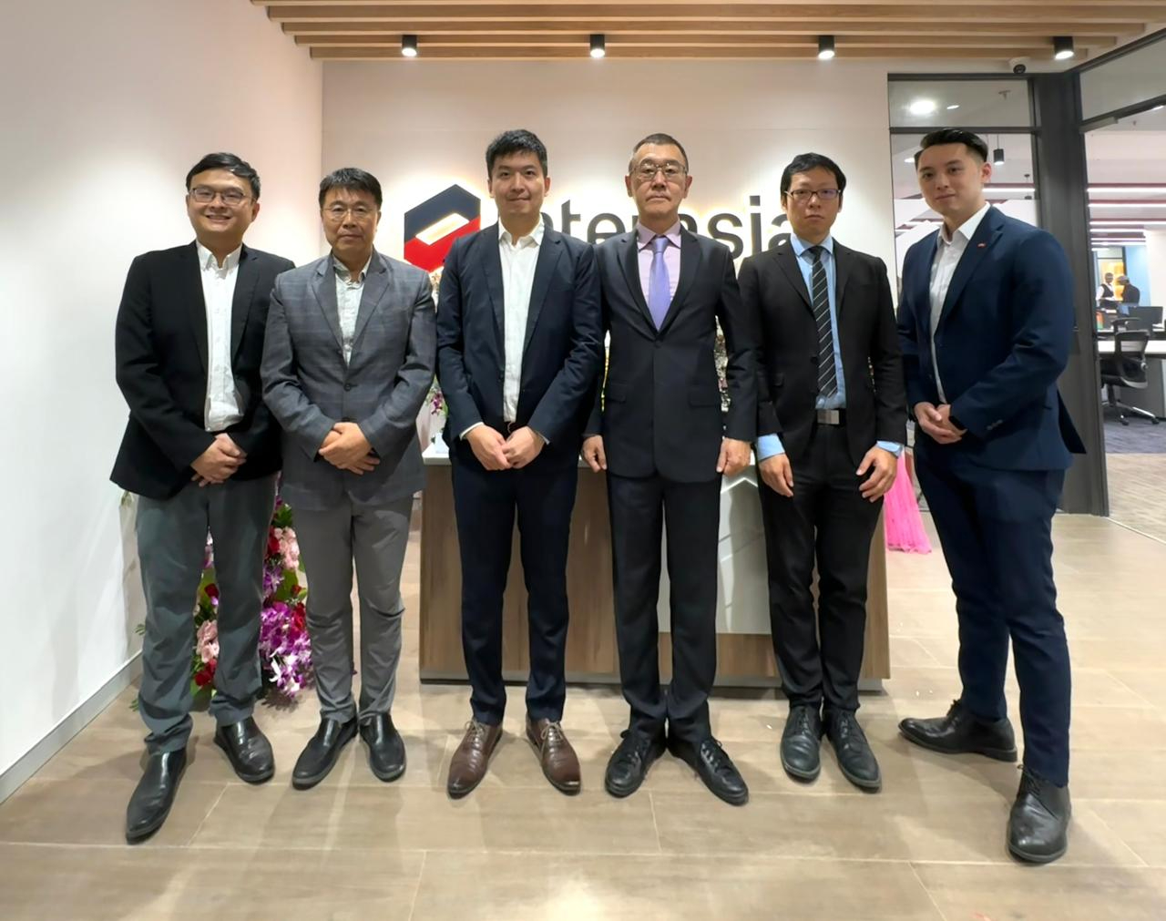 張處長均宇應邀出席台商「運達航運」（Interasia Shipping Line）孟買辦公室喬遷開幕活動，並與在場台商及孟買業界人士交換意見（2025年7月24日)。
（圖）駐孟買辦事處處長張均宇、運達航運印度總代表李俊賦、駐孟買辦事處副參事張水庸、秘書柯昶宇

