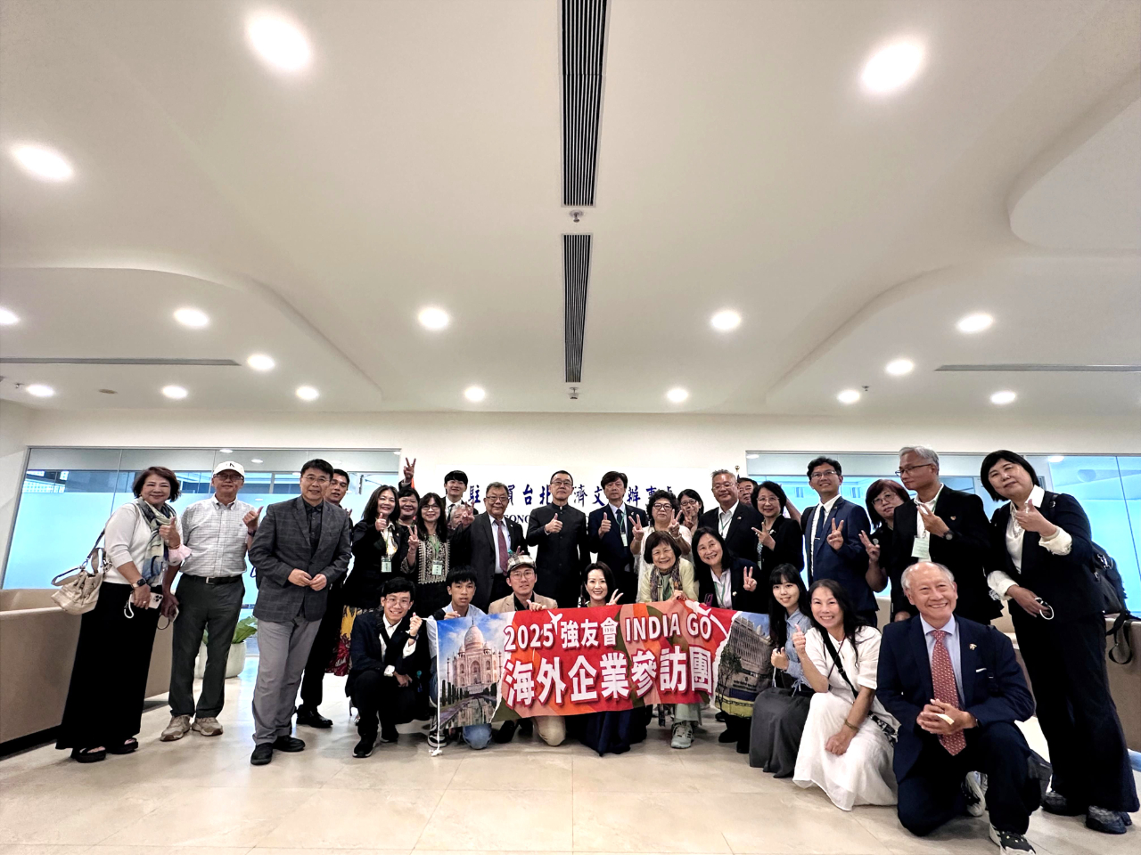 張均宇處長偕同仁本（8）月1日在處接待台灣「中華強友文教協會」（強友會）乙行31人，就兩國關係、孟買現情及印度經驗交換意見，乙行咸認感收獲甚豐及印度潛力雄厚，返台後將向各界夥伴分享訪問心得。「強友會」係本君子「以文會友、以友輔仁」理念成立，鼓勵透過學習提昇自我造福人群，此行意在藉由參訪體會國際脈動，為未來進一步發展創造可能，充分體現台灣民間社團之活力及「人人都是外交官」之意義。
（圖）駐孟買辦事處處長張均宇（中）、中華強友文教協會創辦人徐強、理事長李宗熹、秘書長林貞君及駐孟買辦事處副參事張水庸、秘書王日昇、秘書柯昶宇。
