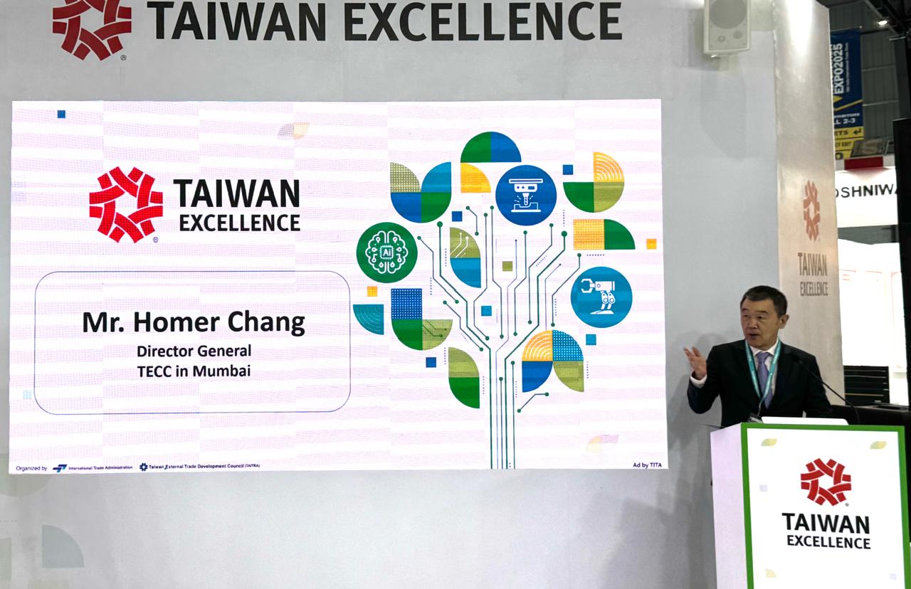 印度自動化工業展（Automation Expo）於本年8月11日至14日在孟買Bombay Exhibition Center展覽館舉行，本處張均宇處長於11日應邀出席「台灣精品」（Taiwan Excellence）記者會並致詞。本年度台灣精品館以Green Vision, Smart Manufacturing為主題，我國廠商20餘家展出40餘件產品，涵蓋工業機器人、自動化零組件、金屬加工、工業電腦及AIoT解決方案等，吸引百餘印度企業前來展館洽商，充分展現台灣中小企業的軔性及經貿外交活力。
（圖）駐孟買辦事處處長張均宇致詞