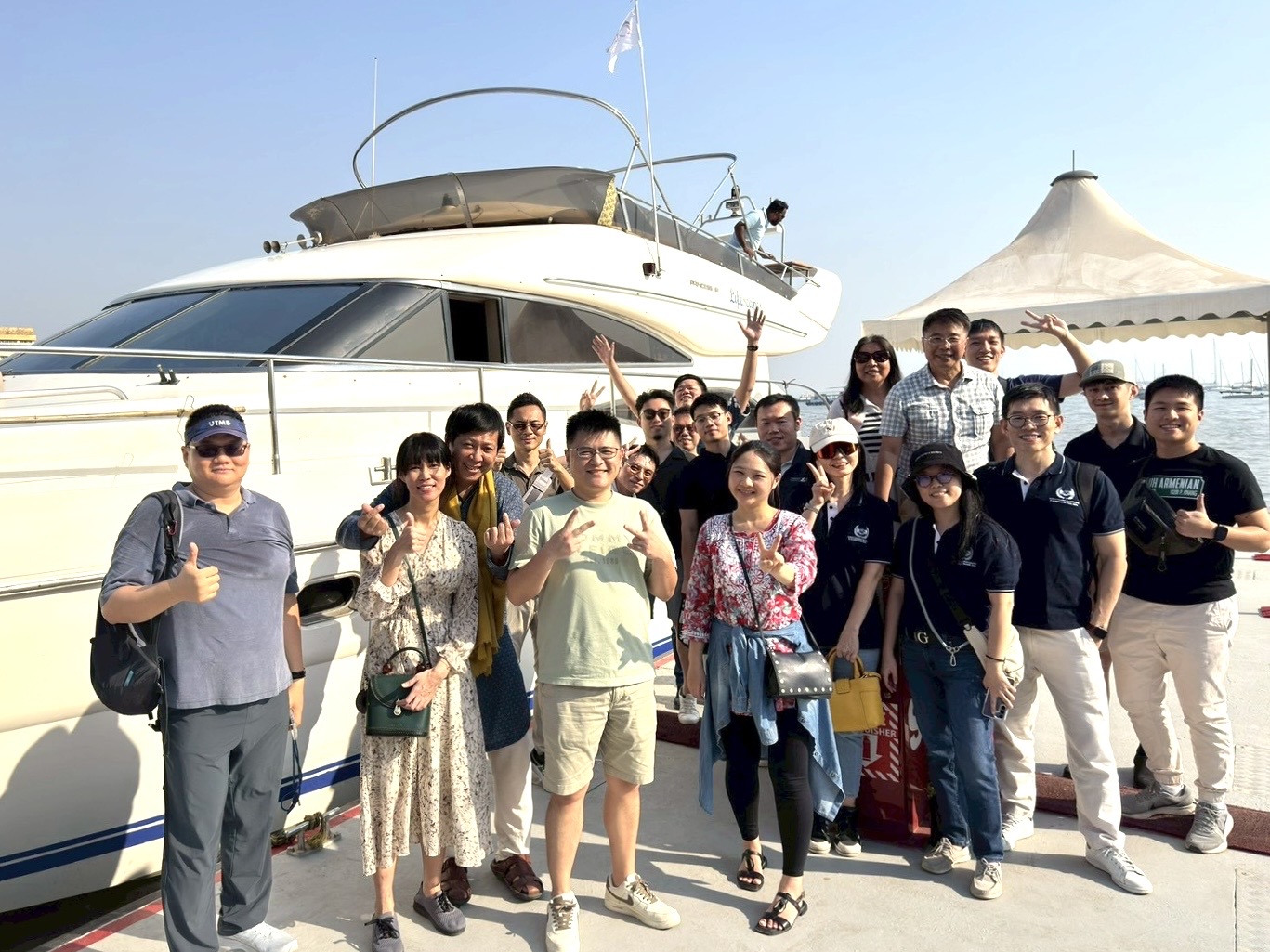 「印度馬哈拉斯特拉州西區台灣商會」舉辦「大孟買台商遊船交流活動」，自「孟買印度門」（Gateway of India）渡口搭乘遊艇航向大洋，台僑商趁此歲末年終之時舉辦海上聯誼活動，彼此聯繫並就在此間工作生活交換心得(2025年12月14日)。
（圖）印度馬哈拉斯特拉州西區台灣商會會長錢佳宏、孟買台貿中心主任林書涵、駐孟買辦事處副參事張水庸、秘書王日昇及台僑商20餘人