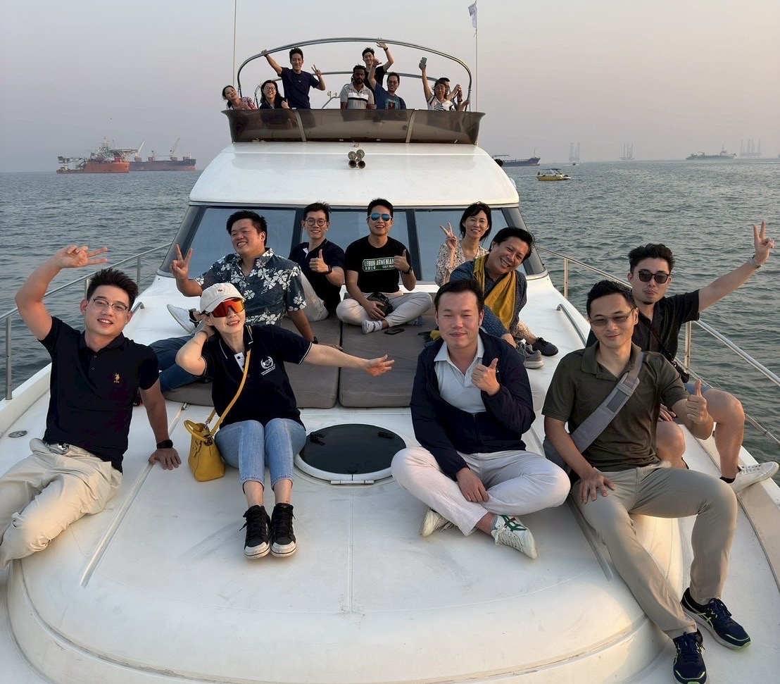 「印度馬哈拉斯特拉州西區台灣商會」舉辦「大孟買台商遊船交流活動」，自「孟買印度門」（Gateway of India）渡口搭乘遊艇航向大洋，台僑商趁此歲末年終之時舉辦海上聯誼活動，彼此聯繫並就在此間工作生活交換心得(2025年12月14日)。
（圖）印度馬哈拉斯特拉州西區台灣商會會長錢佳宏、孟買台貿中心主任林書涵、駐孟買辦事處副參事張水庸、秘書王日昇及台僑商