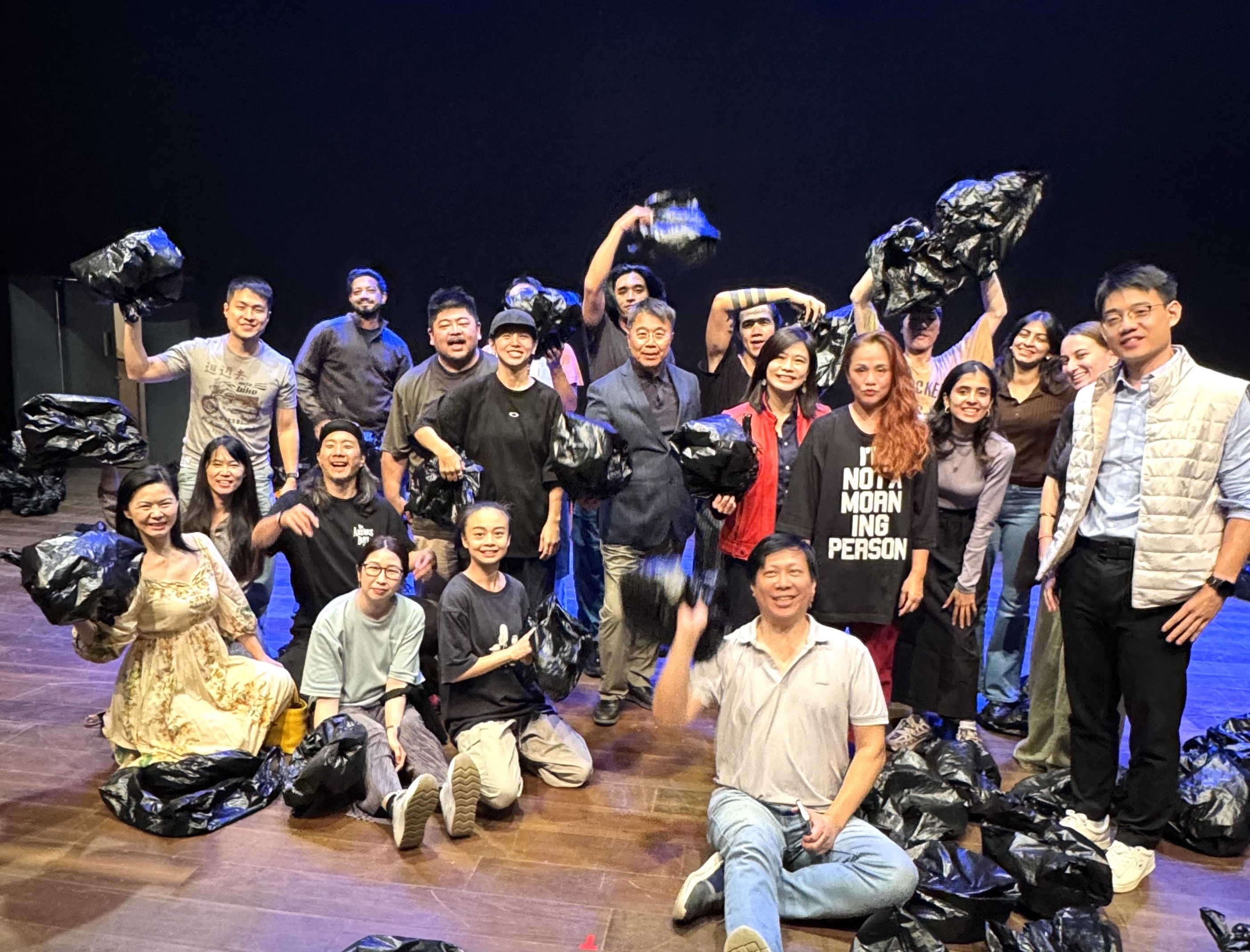 台灣舞蹈團體「小事製作」及IP Locker訪問孟買並參加印度「國家表演藝術中心」（NCPA）舉辦之Pravaha舞蹈節演出並與此間藝文人士及台僑商互動交流（2025年12月18日）。

（圖）台灣舞蹈團體「小事製作」、印度藝文人士、台僑商、駐印度代表處文化組秘書林品樺、駐孟買辦事處副參事張水庸、秘書王日昇。