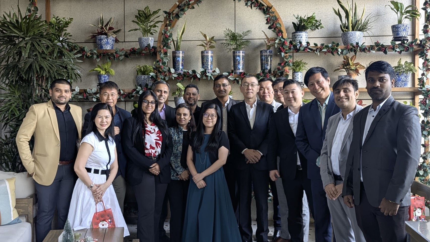 本處與「印度馬哈拉斯特拉州西區台灣商會」及孟買台貿中心會晤「印度工業總會」（CII）西印分部並就貿易投資交換意見（2025年12月24日）。

（圖）駐孟買辦事處張處長均宇、孟買台貿中心主任林書涵、台商會幹部、駐孟買辦事處副參事張水庸、秘書王日昇等與「印度工業總會」人員合影。