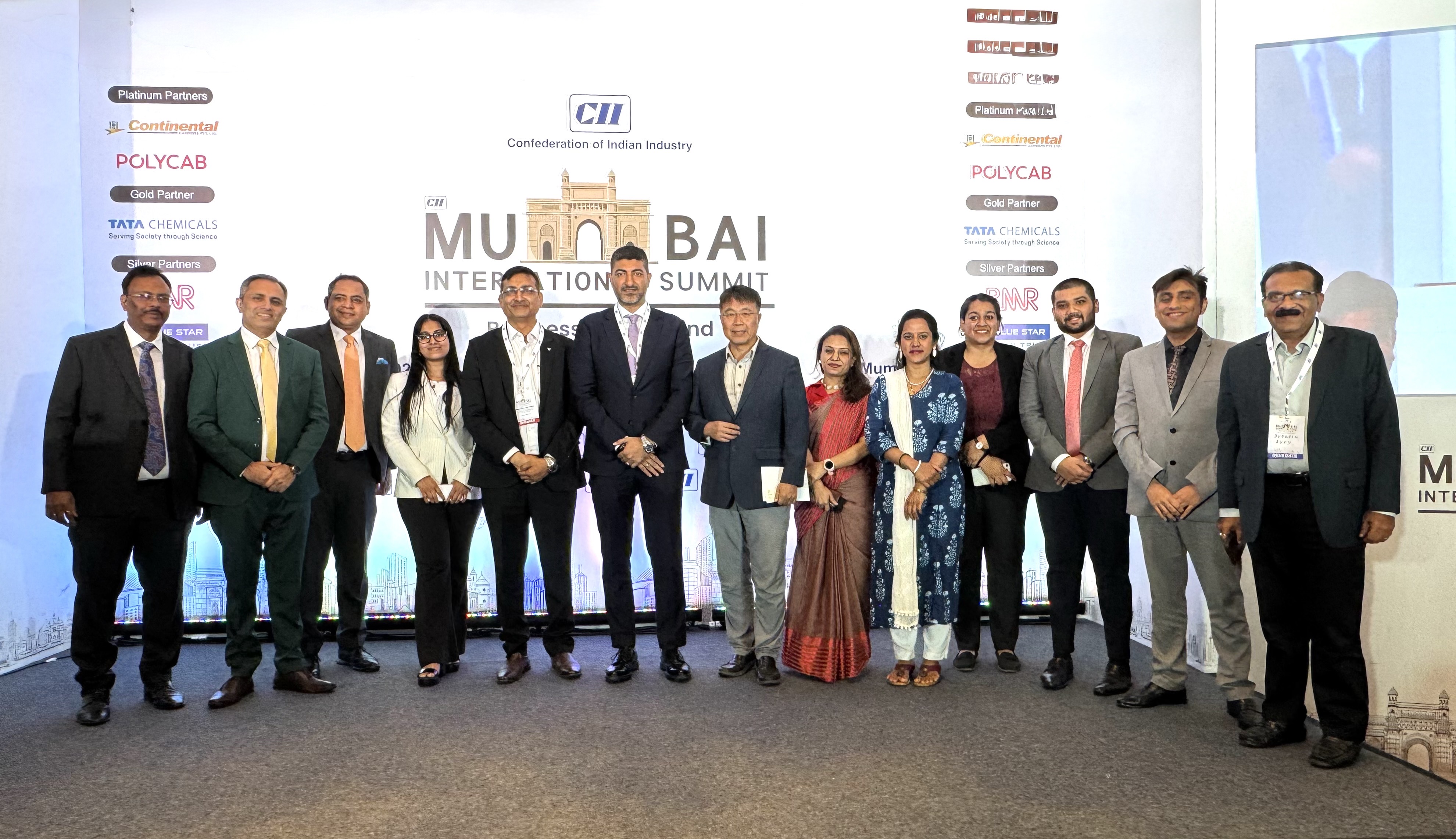 印度工業總會（CII）在Sofitel旅館會議廳舉辦「孟買國際峰會」（Mumbai International Summit），本處曾派員出席及交流（2025年12月16日）。

（圖）「印度工業總會」主席偕團隊；駐孟買辦事處副參事張水庸。