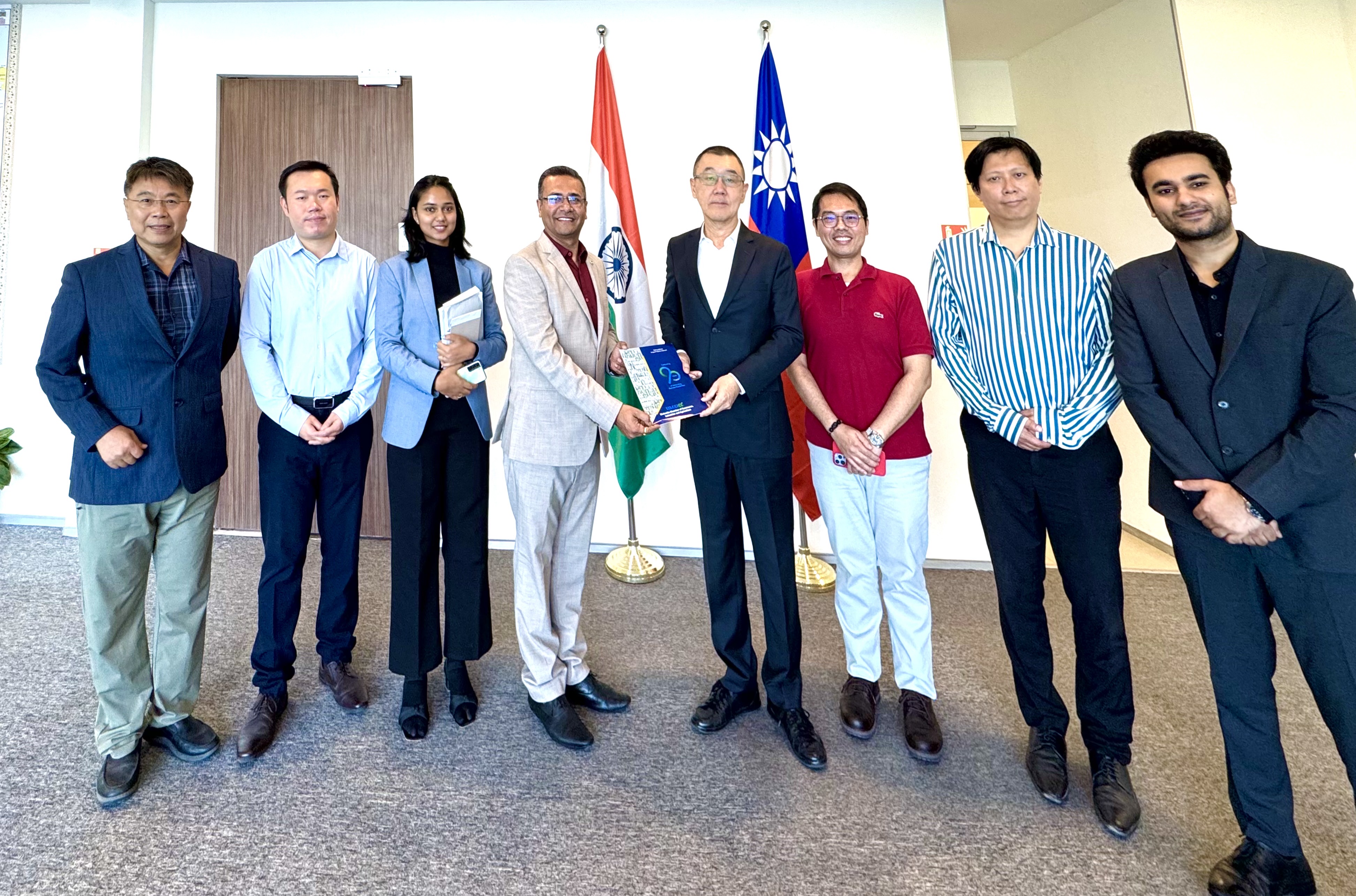 馬拉塔商工農會（MCCIA）拜會本處並就貿易投資及該會來年籌辦國際經貿會議等交換意見（2025年12月23日）。

（圖）駐孟買辦事處處長張均宇、馬拉塔商工農會主任Nikhil Jain、孟買台貿中心主任林書涵、駐孟買辦事處副參事張水庸、秘書王日昇合影。