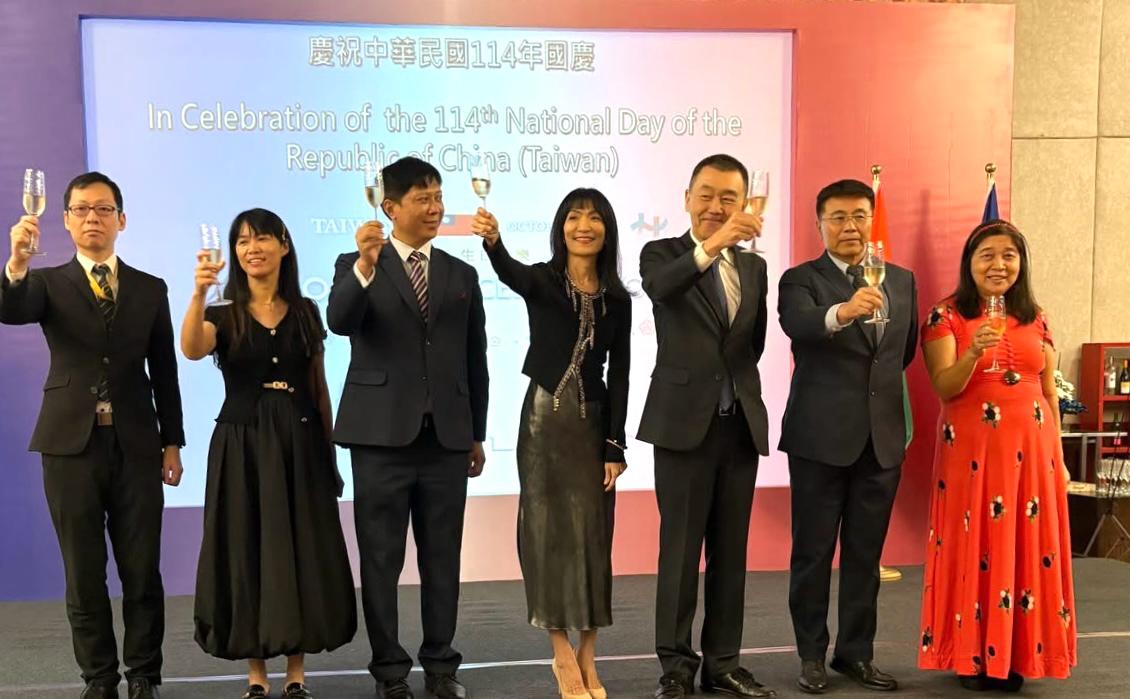 國慶酒會全體員眷祝酒