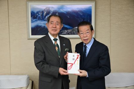松澤寛文・育桜会会長（左）より台湾花蓮震災義援金目録を謝長廷・駐日代表（右）に手交した。