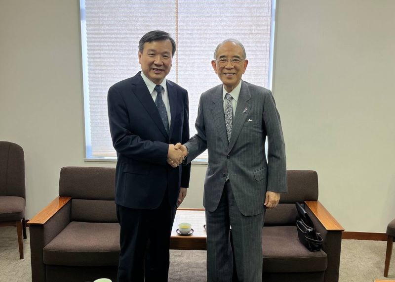 李逸洋・駐日代表（左）、大橋光夫・日本台湾交流協会会長（右）