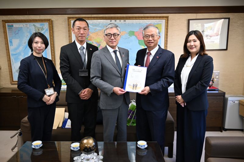 蔡明耀・駐日副代表（写真右２）、小田川浩・茨城県つくばみらい市長（中央）と同市関係者ら。つくばみらい市は今年10月23日に台湾の桃園市と友好都市協定を締結した。