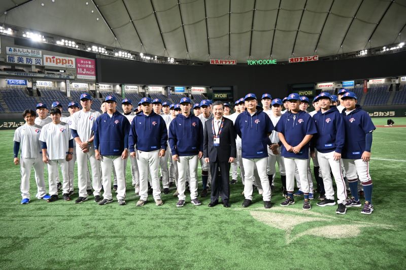 李逸洋・駐日代表は11月20日午後、東京ドームを訪れ、2024年「プレミア12」野球大会２次リーグに出場した台湾代表チームを激励した。写真：台湾代表チーム選手らの激励に訪れた李逸洋・駐日代表（前列右５）。