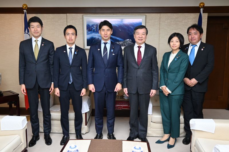 李逸洋・駐日代表（写真右３）、中曽根康隆・自民党青年局長/衆議院議員（左３）ならびに自民党青年局の平沼正二郎・局長代理/衆議院議員（左２）、福田かおる・衆議院議員（右２）、根本拓・衆議院議員（左１）、須田旭・大阪府議会議員（右１）