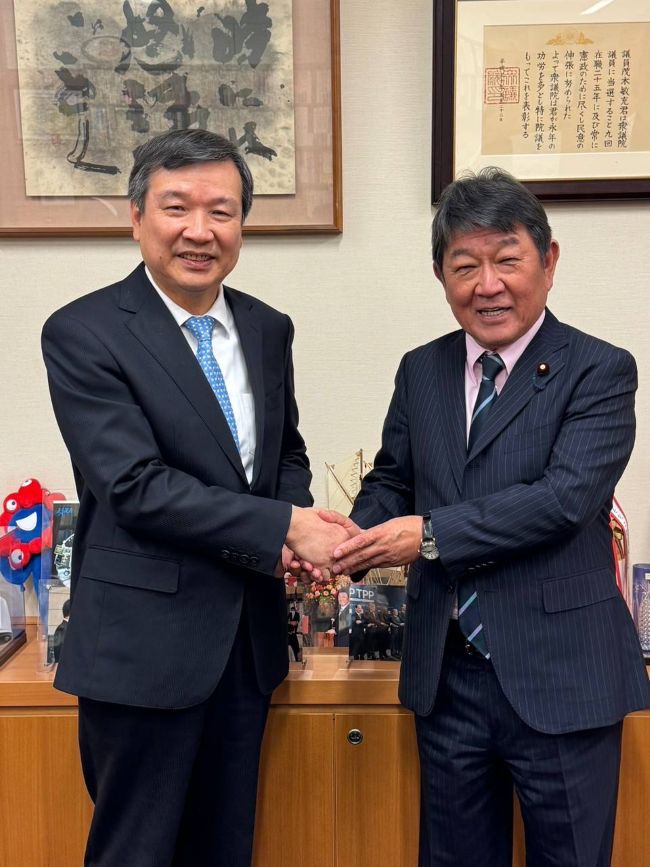 李逸洋・駐日代表（写真左）、茂木敏充・前自民党幹事長/衆議院議員（右）