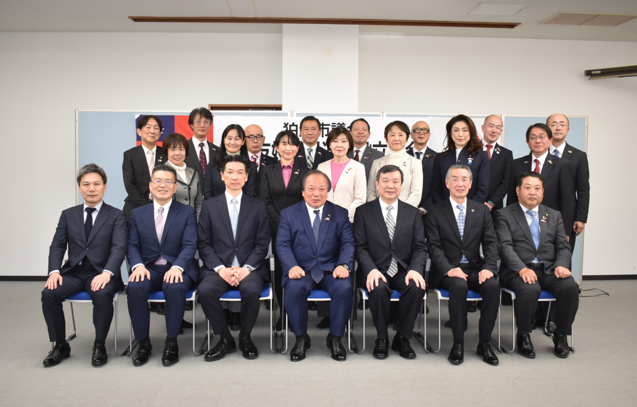 李逸洋・駐日代表（写真前列右3）、松原俊雄・狛江市長（同2）、「狛江市議会日台友好議員連盟」の栗山欽行・会長（同4）および谷田部一之・狛江市議会議長（同1）ならびに設立メンバーら