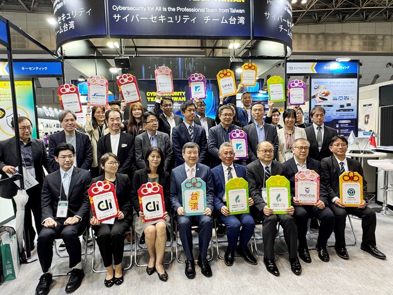 　李逸洋・駐日代表は4月23日午後、「2025年　Japan IT week　春」サイバーセキュリティ　チーム台湾（Cybersecurity Team Taiwan）の開幕式に出席した。李逸洋・駐日代表（写真前列左４）、来賓および出展企業の関係者