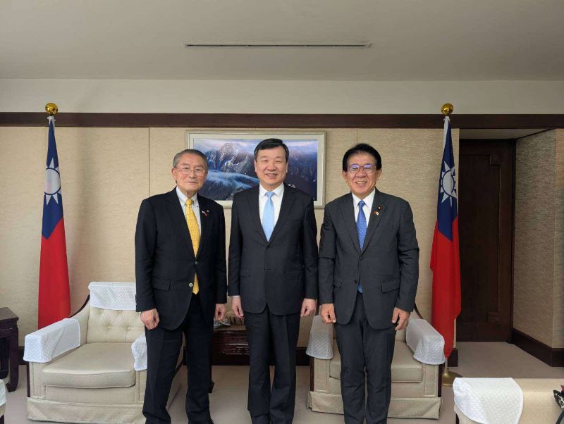 4月30日、李逸洋・駐日代表が金子恭之・衆議院議員および竹﨑一成・熊本県町村会会長一行と面会した。李代表は、金子衆議院議員と竹﨑会長が長年にわたり、台湾と日本の各分野における相互関係促進に積極的に取り組んできたことに謝意を表し、地方交流についても意見交換した。
李逸洋・駐日代表（中央）、金子恭之・衆議院議員（右）、竹﨑一成・熊本県町村会会長（左）
