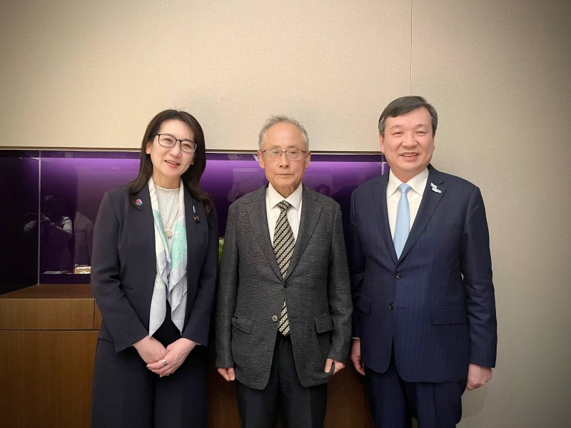 　5月8日、李逸洋・駐日代表（右１）が松川るい・参議院議員（左１）および「全日本きものコンサルタント協会」の佐々木べジ会長一行と面会した。李代表は、松川参議院議員と佐々木会長が長年にわたり、台湾と日本の各分野における相互関係促進に積極的に取り組んできたことに謝意を表し、文化交流についても意見交換した。