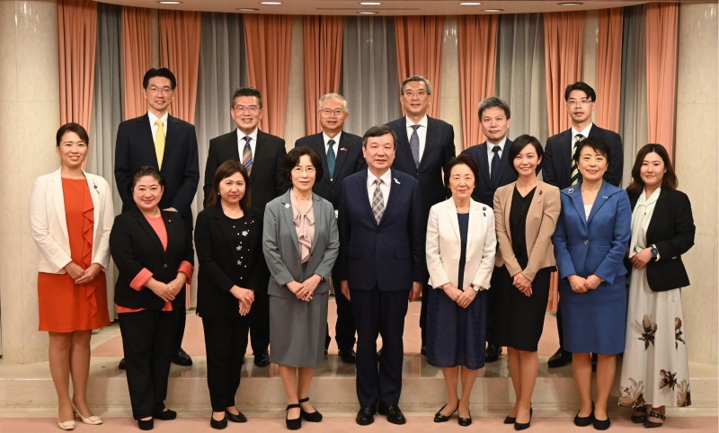 李逸洋・駐日代表は5月12日、日華議員懇談会の女性議員交流プロジェクトチーム（PT）の座長を務める山谷えり子・参議院議員をはじめとする衆参国会議員らと台日関係および経済・貿易などについて意見交換した。 
李逸洋・駐日代表（前列右5）、日華懇女性議員交流PT座長の山谷えり子・参議院議員（前列右4）